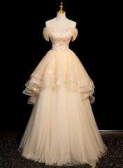 Lindo vestido de fiesta color champán claro con escote en forma de corazón y hombros descubiertos