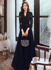 Vestido de fiesta negro de tul con escote en V y mangas largas con encaje
