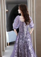 Vestido de fiesta morado de tul con escote en forma de corazón y mangas cortas