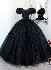 Vestido de fiesta glamuroso de tul negro con cuentas y mangas cortas