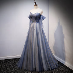 Vestido de fiesta largo de tul azul y gris con escote en forma de corazón
