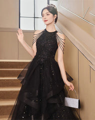 Vestido formal largo con capas de tul y cuello halter negro