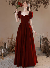 Vestido de fiesta de terciopelo rojo vino con mangas cortas y escote corazón