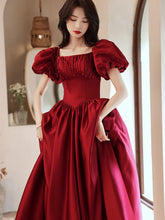 Vestido de fiesta rojo vino con mangas cortas y cuentas en forma de A