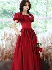 Vestido de fiesta rojo vino con mangas cortas y cuentas en forma de A