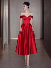 Vestido formal rojo de escote corazón y hombros descubiertos hasta la rodilla