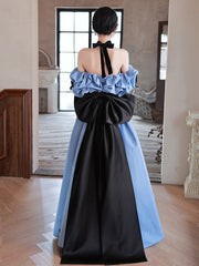 Vestido de fiesta largo de satén azul con hombros descubiertos y encaje negro