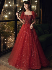 Vestido de fiesta largo de tul con encaje y mangas cortas en color rojo vino