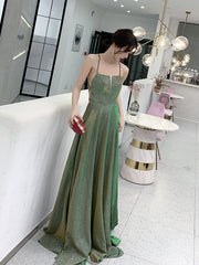 Precioso vestido de fiesta largo verde sin espalda y brillante