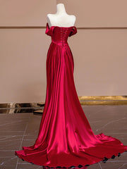 Vestido de noche largo de satén con hombros descubiertos en color rojo vino