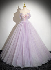 Vestido formal largo con escote en forma de corazón de tul color lavanda y hombros descubiertos