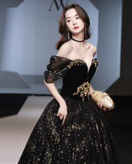 Vestido de fiesta negro de tul con escote en forma de corazón y cuentas y hombros descubiertos