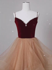 Precioso vestido de fiesta con tirantes de tul champán y terciopelo rojo vino