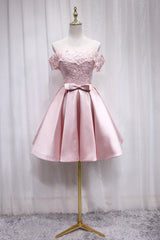 Vestido de fiesta de satén rosa con hombros descubiertos y parte superior de encaje
