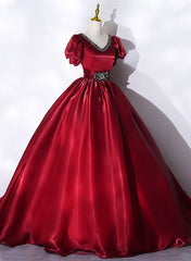 Vestido de fiesta rojo vino con escote en V y cuentas