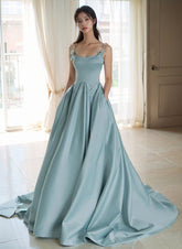 Vestido de noche largo con tirantes de satén azul y cuentas