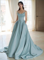 Vestido de noche largo con tirantes de satén azul y cuentas