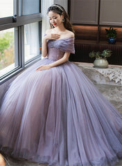 Vestido formal de tul con cuentas moradas