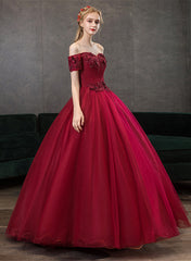 Vestido de fiesta rojo vino con escote en forma de corazón y hombros descubiertos