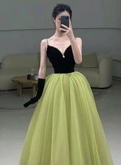 Vestido de fiesta largo con tirantes de cuentas en verde claro y negro