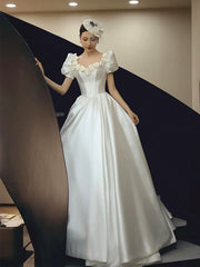 Vestido de fiesta largo de satén blanco con mangas cortas y flores y cuentas