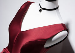 Vestido de fiesta de satén con cordones y escote en V en color rojo vino