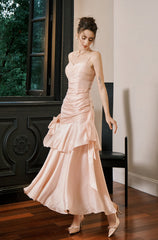 Lindo vestido de fiesta largo con escote en forma de corazón rosa.
