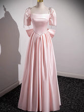 Vestido de fiesta de satén rosa con mangas cortas y corte A hasta el suelo