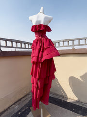 Vestido de fiesta de gasa rojo vino con capas, sin tirantes y largo hasta el suelo