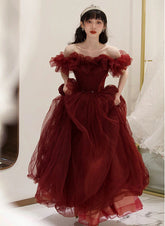 Encantador vestido de fiesta de tul con cuentas y hombros descubiertos en color rojo vino