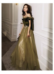 Vestido de noche largo de terciopelo y tul con hombros descubiertos en verde y encaje