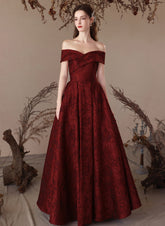 Vestido de fiesta sencillo de corte A con hombros descubiertos en color rojo vino