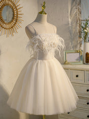 Hermoso vestido de fiesta de tul color marfil con tirantes cortos.