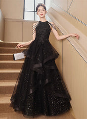 Vestido formal largo con capas de tul y cuello halter negro