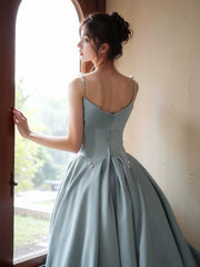Vestido de noche largo con tirantes de satén azul y cuentas