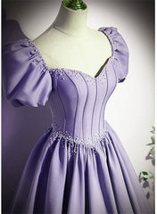 Vestido de fiesta de satén morado claro con mangas cortas y cuentas