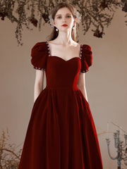 Vestido de fiesta de terciopelo rojo vino con mangas cortas y escote corazón