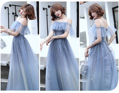 Vestido formal largo de tul azul claro con hombros descubiertos
