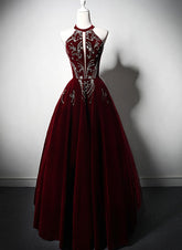 Vestido formal largo de terciopelo rojo vino con cuello halter y cuentas
