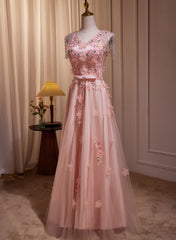 Vestido de fiesta rosa con escote en V, tul, cuentas y apliques de encaje