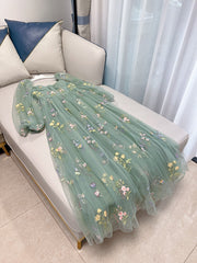 Vestido de fiesta verde de tul con mangas largas y estampado floral en forma de A