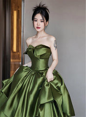 Vestido de fiesta verde satinado con corte en A y hombros descubiertos hasta el suelo