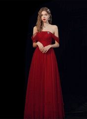 Vestido de noche de tul color rojo vino con hombros descubiertos y corte A