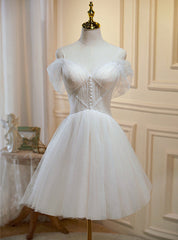 Vestido de fiesta corto de tul color marfil con escote en forma de corazón hasta la rodilla