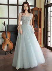 Vestido largo de fiesta con tirantes de tul y cuentas en gris plateado
