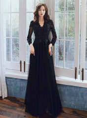 Vestido de fiesta negro de tul con escote en V y mangas largas con encaje