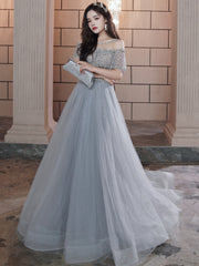 Hermoso vestido de fiesta de tul con hombros descubiertos y cuentas
