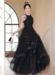 Vestido formal largo con capas de tul y cuello halter negro