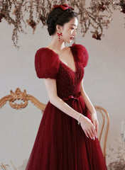 Vestido de fiesta de tul de manga corta con cuentas de color rojo vino