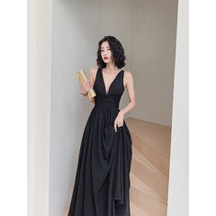 Hermoso vestido de fiesta largo de gasa negra con escote en V